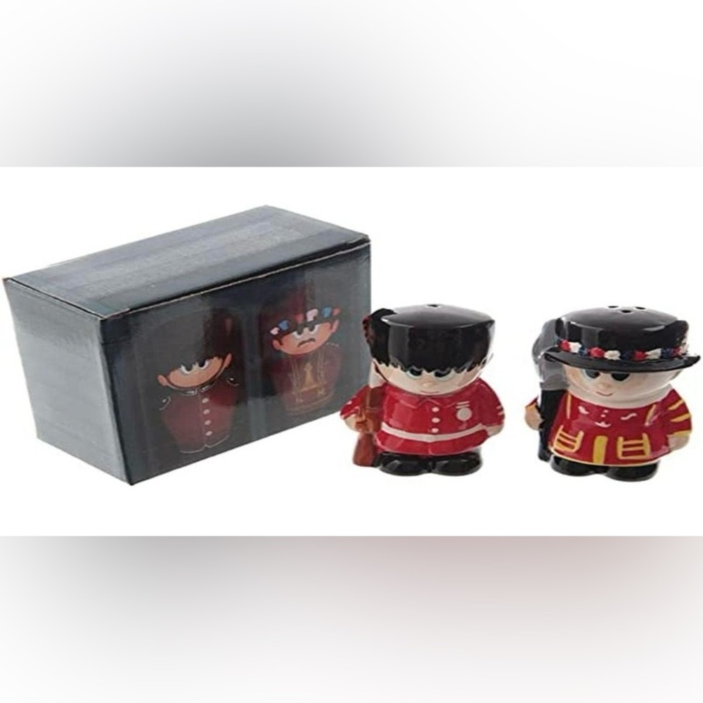 Puckator London Guardsman & Beefeater Ceramic Salt & Pepper Set of 2 NIB NWT